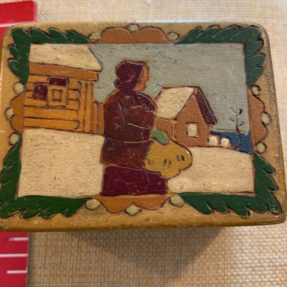 Antique Russian trinket box. Hand carved and painted. - Picture 8 of 10